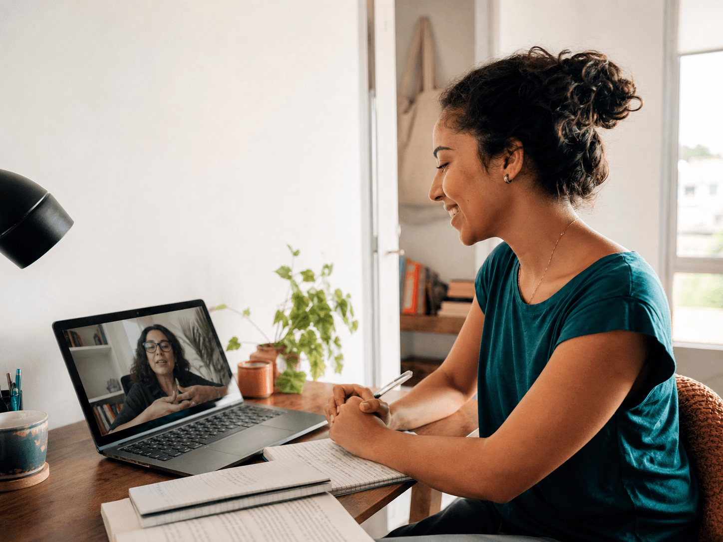 Estudante conversando com uma especialista durante um atendimento personalizado